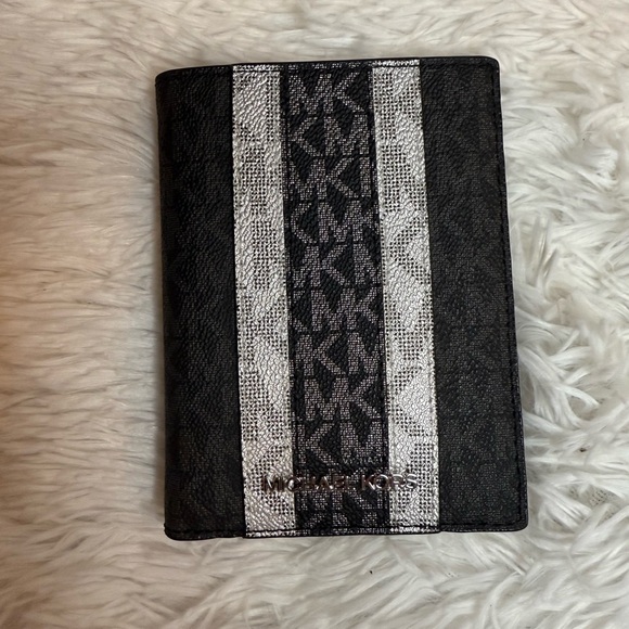 Michael Kors Monogram Black and Silver Card Holder - Picture 1 of 6